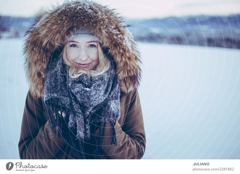 Junges lächelndes Mädchen versteckt ihre Hände vom kalten Winter Lifestyle schön Schnee Winterurlaub Mensch feminin 18-30 Jahre Frau Jugendliche Erwachsene
