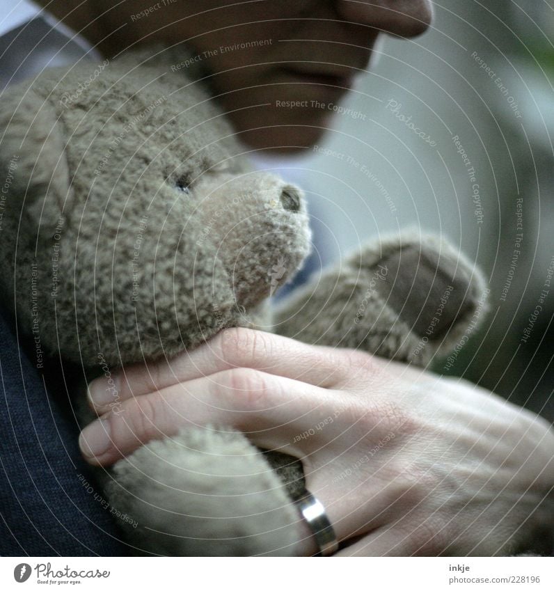 gemeinsam alt werden ;-) Kindheit Erwachsene Leben Hand Teddybär festhalten Liebe authentisch Zusammensein nachhaltig Gefühle Stimmung Schutz Geborgenheit