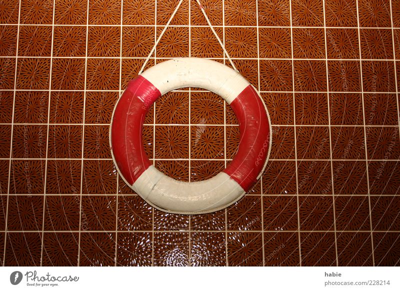 Seenotrettung aus den 70ern Schwimmbad alt authentisch Flüssigkeit nass braun rot weiß Energie Freizeit & Hobby Freude kalt Kraft Farbfoto Innenaufnahme Muster