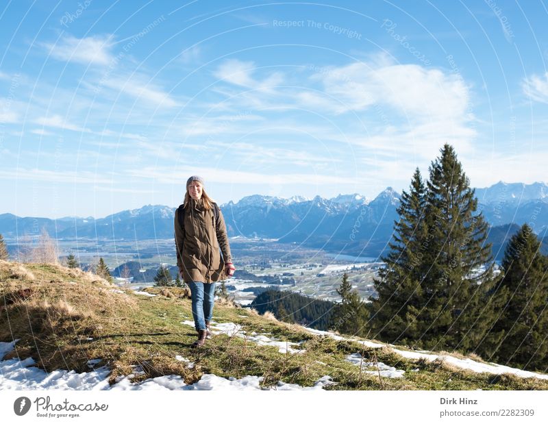 Frau in Kappeler Alp / Nesselwang (Bayern) Ferien & Urlaub & Reisen Tourismus Ausflug Ferne Freiheit Sightseeing Winter Schnee Winterurlaub Berge u. Gebirge