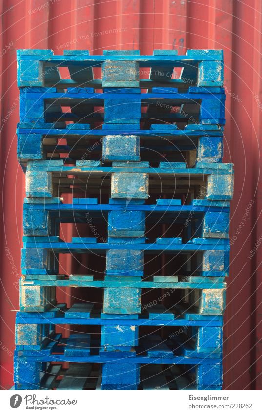 Paletten Güterverkehr & Logistik authentisch blau rot Handel Konkurrenz Langeweile Präzision Dienstleistungsgewerbe stagnierend Umwelt Farbfoto Außenaufnahme