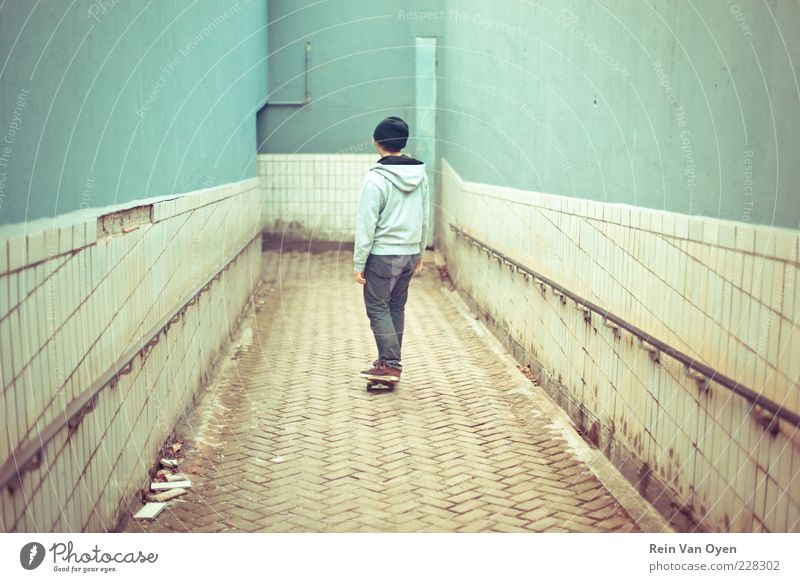 Skateboarding Mensch maskulin Junger Mann Jugendliche 1 18-30 Jahre Erwachsene Stadt Stadtrand Brücke Tunnel Parkhaus Mauer Wand Verkehr Bahnfahren Eisenbahn