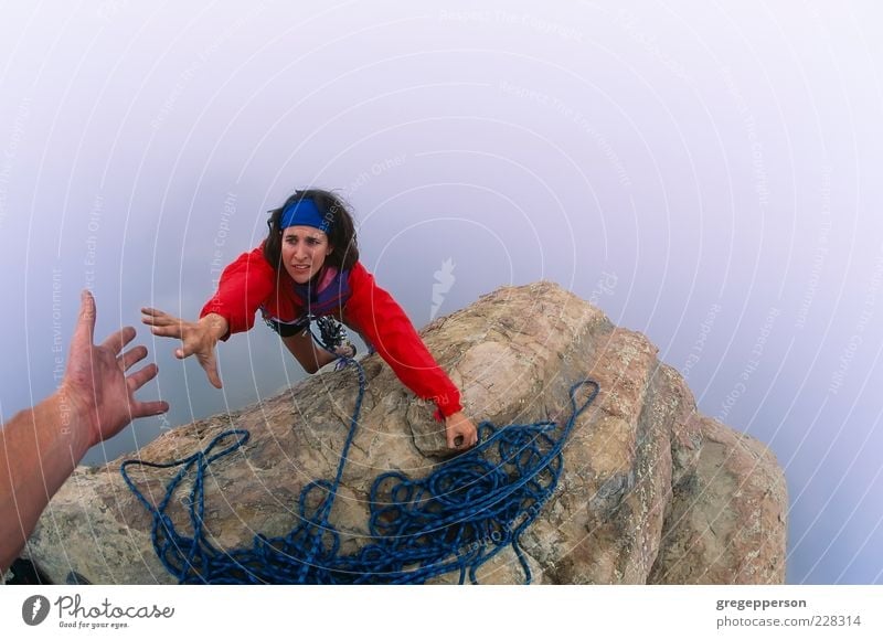 Kletterer greift nach einer Helferhand. Abenteuer Klettern Bergsteigen Seil Hand 1 Mensch 18-30 Jahre Jugendliche Erwachsene Gipfel sportlich hoch Tapferkeit