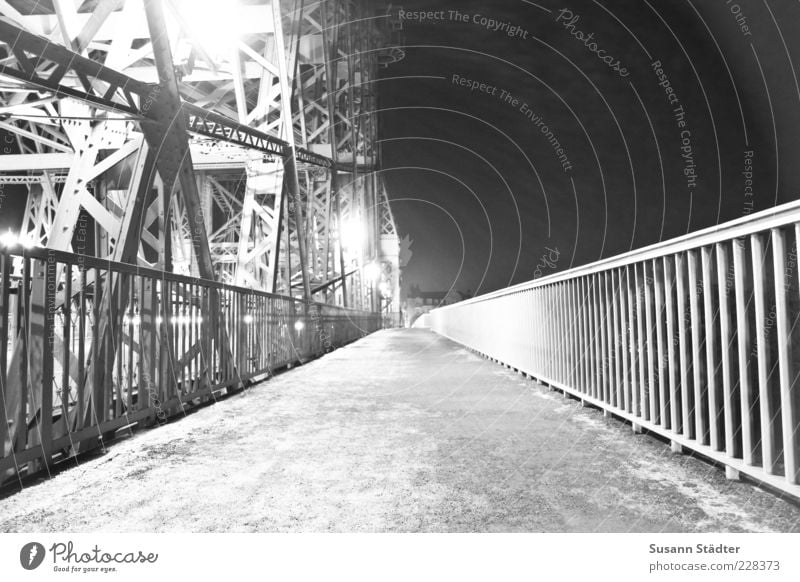 Wunder Brücke leuchten Stahlträger Geländer Dresden Laterne Stahlbrücke Schwarzweißfoto Außenaufnahme Nacht Kunstlicht Schatten Kontrast Gegenlicht Wege & Pfade