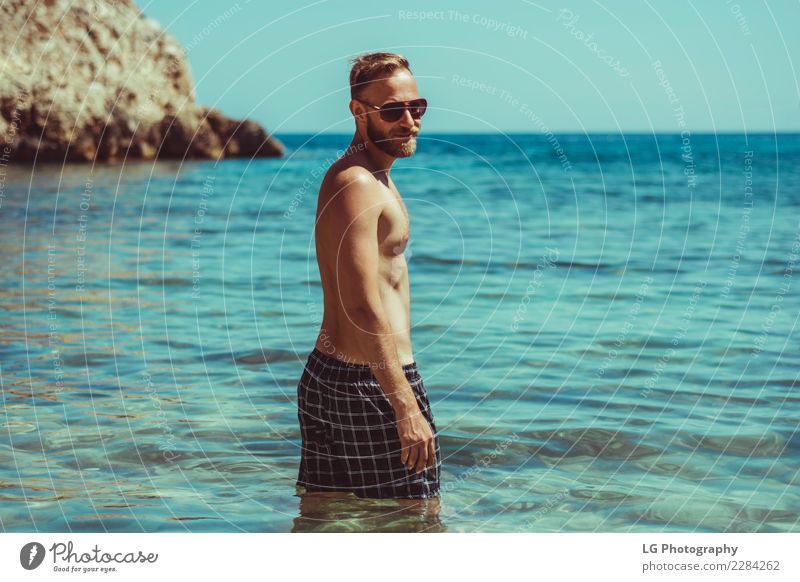 Ein sonniger Tag am Strand Ferien & Urlaub & Reisen Meer Fotokamera Mensch Mann Erwachsene Bekleidung Sonnenbrille Vollbart Lächeln stehen Fröhlichkeit braun