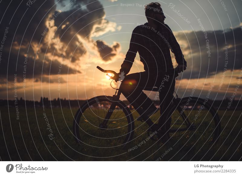 Mann mit Fahrrad Lifestyle Erholung Ferien & Urlaub & Reisen Ausflug Abenteuer Sommer Berge u. Gebirge Tapete Sport Fahrradfahren Erwachsene Natur Landschaft