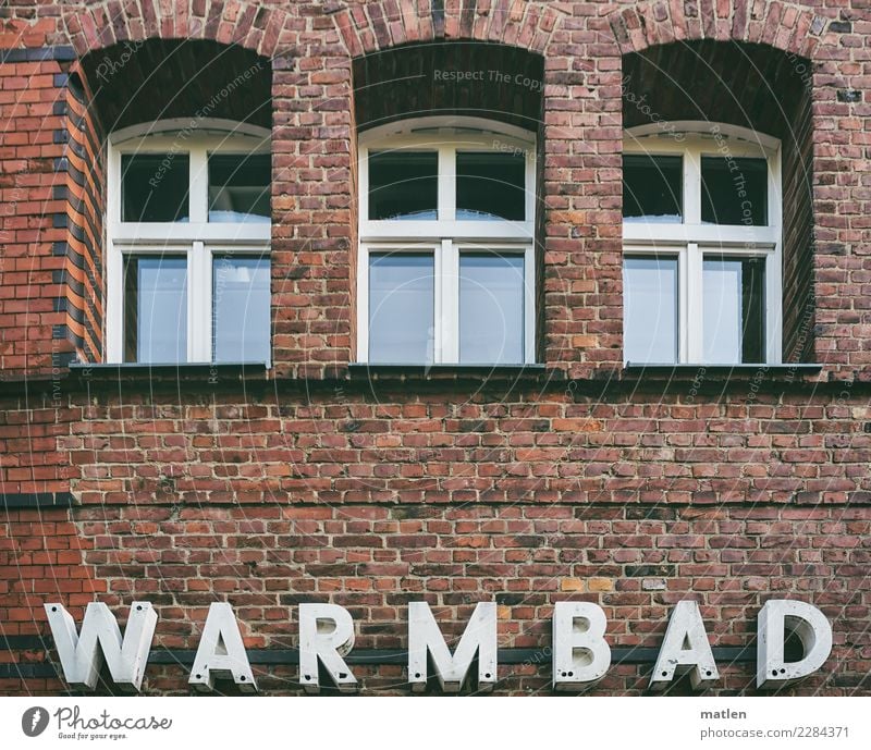 Warmbad Stadt Menschenleer Haus Schwimmbad Bauwerk Gebäude Architektur Mauer Wand Fenster alt Gesundheit rot weiß Backstein Schriftzeichen Wärme Farbfoto