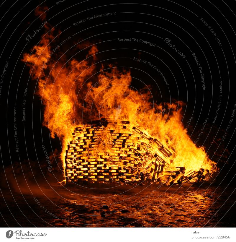 Freudenfeuer Feuer Wärme heiß gelb rot Warmherzigkeit Zerstörung Funken brennen Brand Brandschutz heizen Farbfoto Textfreiraum oben Nacht Textfreiraum unten