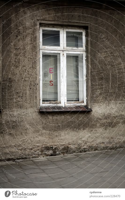 EIS von nebenan Haus Mauer Wand Fenster Schriftzeichen ästhetisch Erwartung Neugier Angebot Bürgersteig Typographie Hinweis dezent außergewöhnlich mehrfarbig
