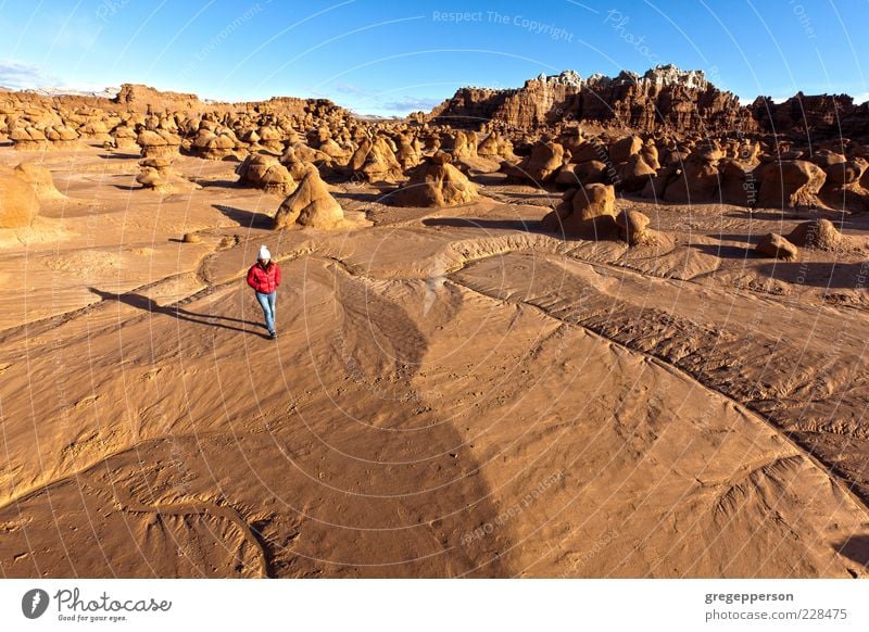 Wanderer in der Wüste. Abenteuer wandern Klettern Bergsteigen 1 Mensch Landschaft laufen Einsamkeit Freiheit Natur wüst Übung erkunden inspirierend Hindernis