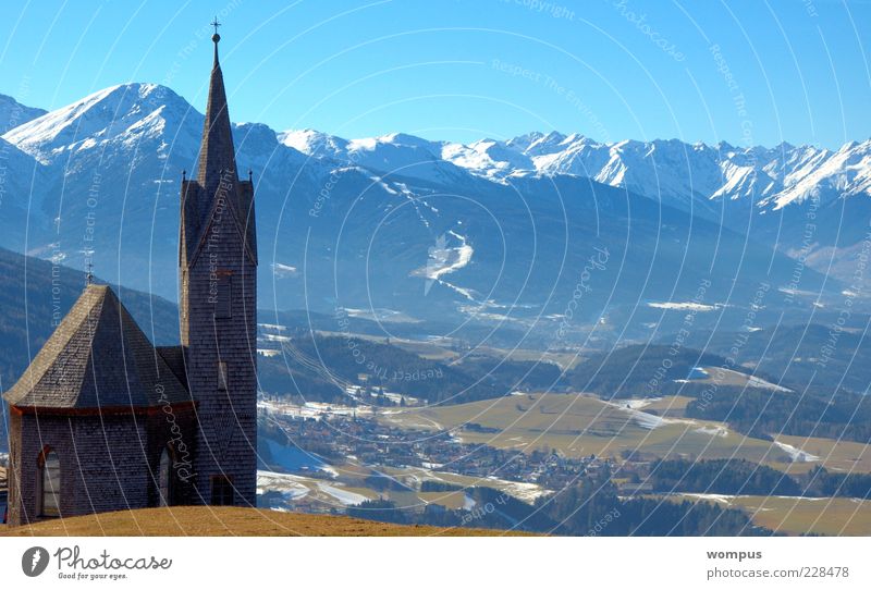 Winterende in Tirol Landschaft Himmel Wolkenloser Himmel Schönes Wetter Alpen Berge u. Gebirge Schneebedeckte Gipfel Kirche blau braun grün weiß Tourismus