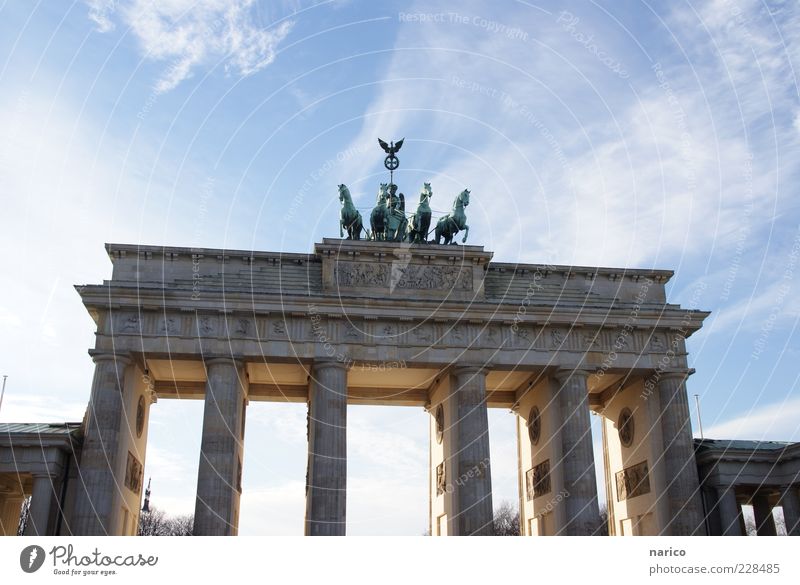 Brandenburger Tor Hauptstadt Stadtzentrum Sehenswürdigkeit Wahrzeichen Denkmal Bekanntheit groß historisch Originalität blau Farbfoto Außenaufnahme