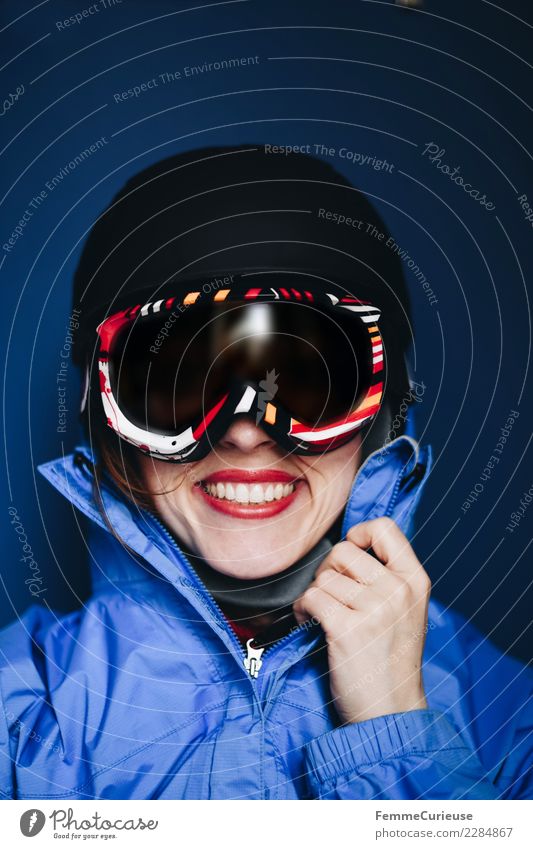 Smiling woman with ski helmet and ski goggles Lifestyle Sport Fitness Sport-Training Skifahren feminin Junge Frau Jugendliche Erwachsene 1 Mensch 18-30 Jahre