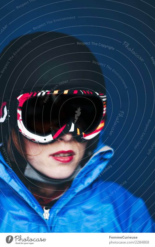Woman with ski helmet and ski goggles Lifestyle Sport Fitness Sport-Training Skifahren feminin Junge Frau Jugendliche Erwachsene 1 Mensch 18-30 Jahre Skifahrer
