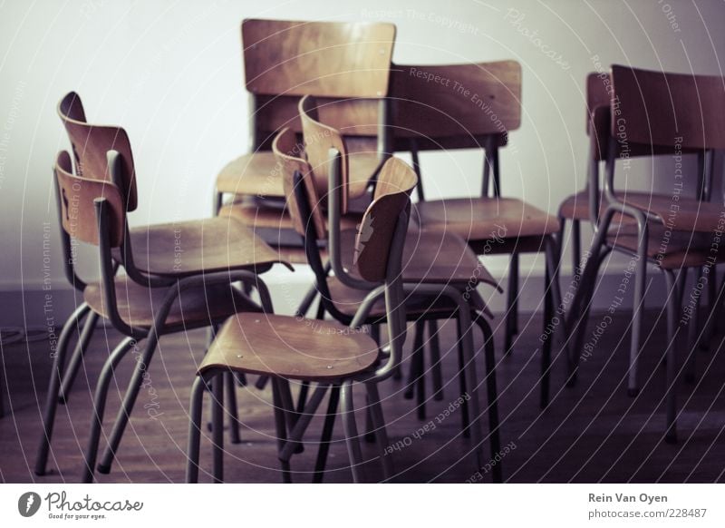 Stühle Schulgebäude Schüler Holz Traurigkeit Zeit Stuhl Möbel Café Kantine Farbfoto Gedeckte Farben Innenaufnahme Menschenleer