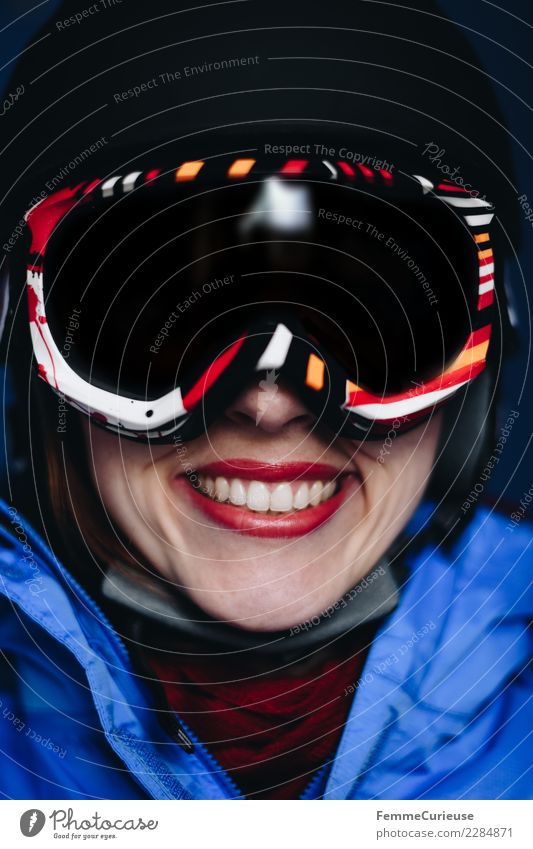 Smiling woman with ski helmet and ski goggles Lifestyle Sport Fitness Sport-Training Skifahren feminin Junge Frau Jugendliche Erwachsene 1 Mensch 18-30 Jahre