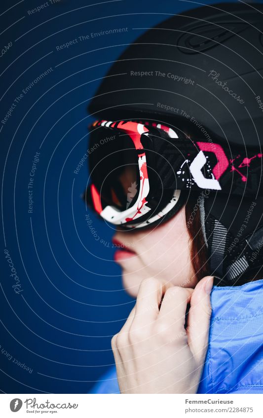 Woman with ski helmet and ski goggles Lifestyle Sport Fitness Sport-Training Skifahren feminin Junge Frau Jugendliche Erwachsene 1 Mensch 18-30 Jahre
