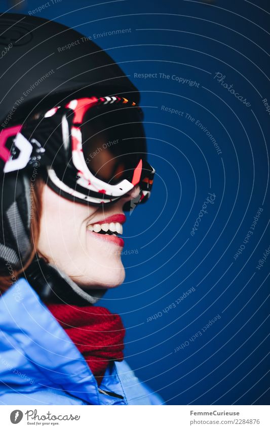 Smiling woman with ski helmet and ski goggles Lifestyle Sport Fitness Sport-Training Skipiste feminin Junge Frau Jugendliche Erwachsene 1 Mensch 18-30 Jahre