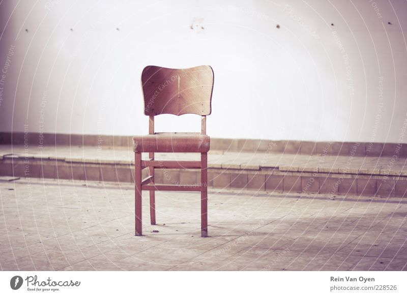 Stuhl Holz braun violett rot Einsamkeit Möbel desolat Städtebau Gedeckte Farben Innenaufnahme Menschenleer Textfreiraum Mitte