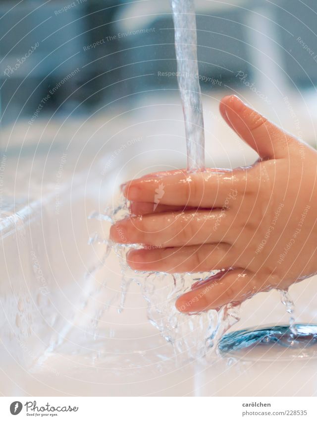 Unschulds.Hände Mensch Kind Kleinkind Hand 1 1-3 Jahre blau Hände waschen Wasser Waschbecken Bad Körperpflege rein Reinlichkeit Sauberkeit Farbfoto