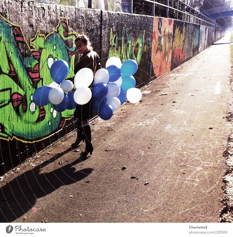 Gefunden Spielen Feste & Feiern Sonnenlicht Schönes Wetter Mauer Wand Fassade Fußgänger Wege & Pfade Asphalt gehen Bekleidung Hose Lederjacke Stiefel Luftballon