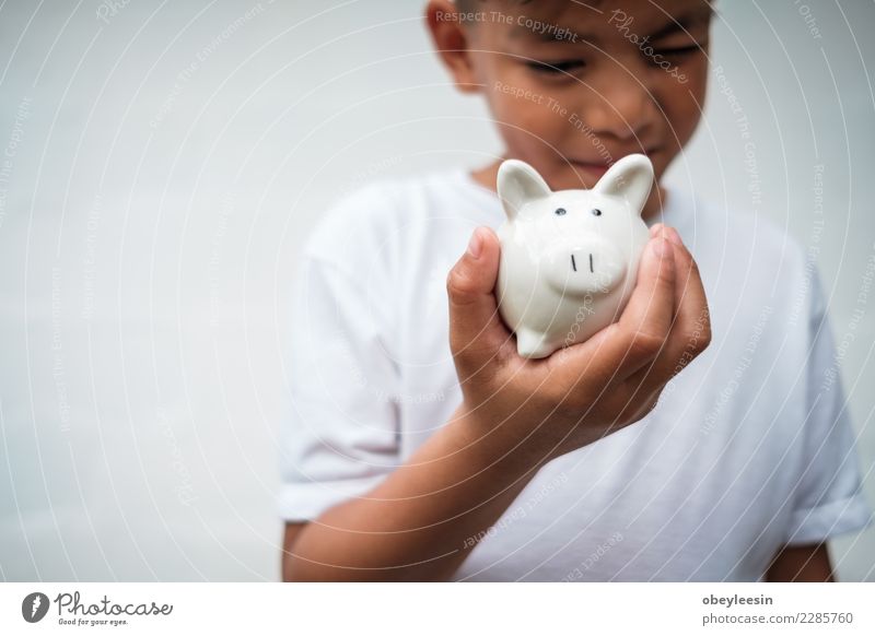 junger asiatischer Junge Geld sparen Erfolg Wirtschaft Kapitalwirtschaft Geldinstitut Business Eltern Erwachsene Familie & Verwandtschaft Kindheit Hand Finger