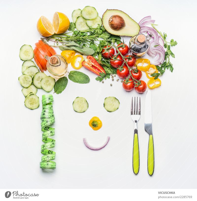 Gesunder Lebensstil und Diät Konzept. Lebensmittel Gemüse Salat Salatbeilage Ernährung Bioprodukte Vegetarische Ernährung Besteck Stil Design Freude Gesundheit