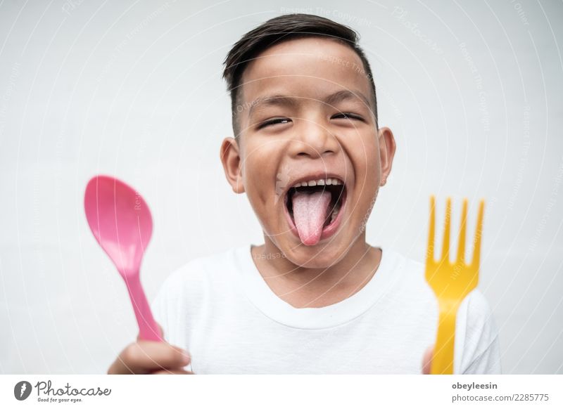 junger asiatischer Junge mit Foek und Löffel Gemüse Ernährung Essen Mittagessen Abendessen Vegetarische Ernährung Diät Flasche Lifestyle Glück schön Gesicht