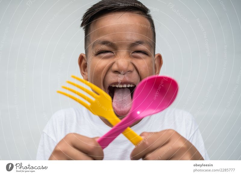 junger asiatischer Junge mit Foek und Löffel Gemüse Ernährung Essen Mittagessen Abendessen Vegetarische Ernährung Diät Flasche Lifestyle Glück schön Gesicht