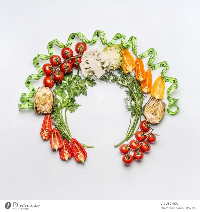 Runde Rahmen mit Salat Gemüse und Maßband Lebensmittel Ernährung Bioprodukte Vegetarische Ernährung Diät Stil Design Gesundheit Gesunde Ernährung Restaurant