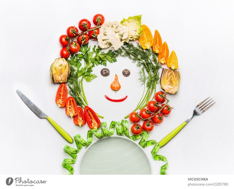 Männchen gemacht mit Salatgemüse Lebensmittel Gemüse Ernährung Mittagessen Bioprodukte Vegetarische Ernährung Diät Teller Besteck Stil Design Freude Gesundheit
