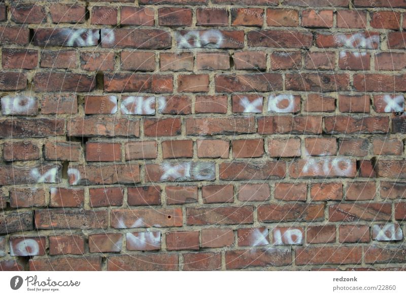 XO-Wand Backstein Mauer Muster Tagger Gebäude Architektur Strukturen & Formen Graffiti Grafitti