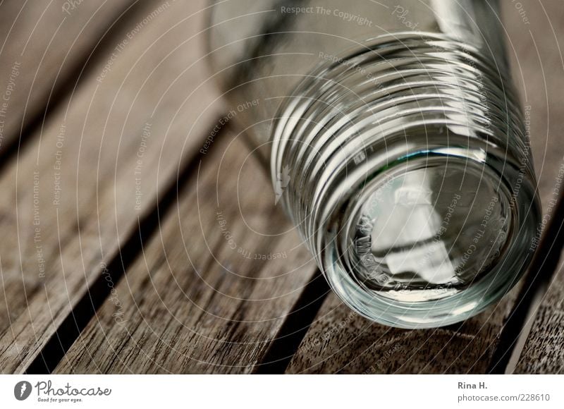 Durst Glas fallen Tisch Teak leer Wasserglas umfallen Außenaufnahme Menschenleer Schwache Tiefenschärfe 1