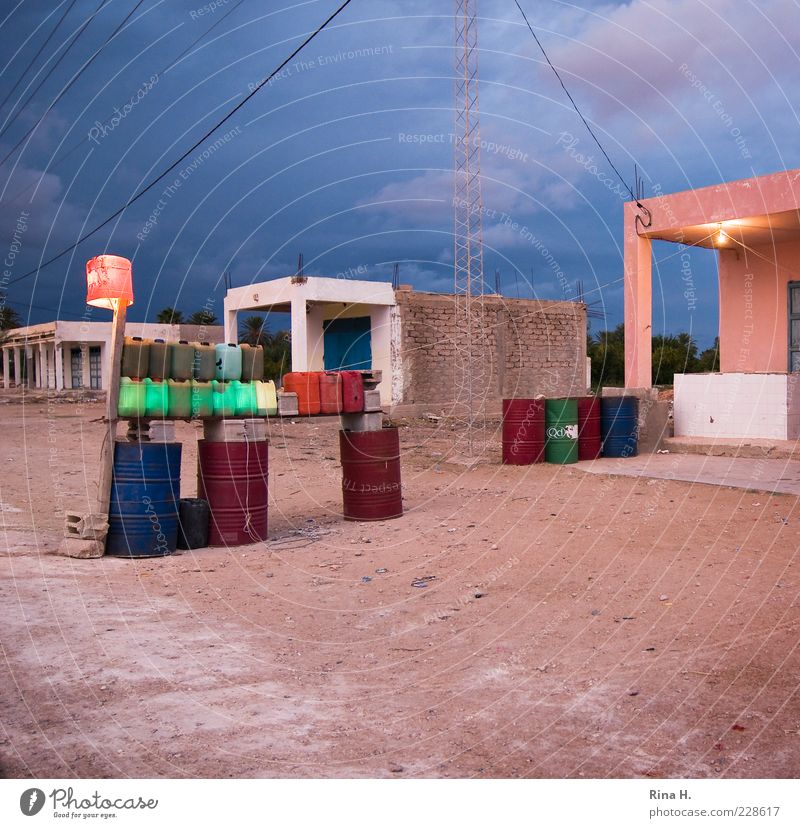 Letzte Tankstelle vor Grenze Energiewirtschaft Energiekrise Tunesien Dorf Menschenleer Gebäude Sand warten Armut authentisch blau rosa Überleben Kanister