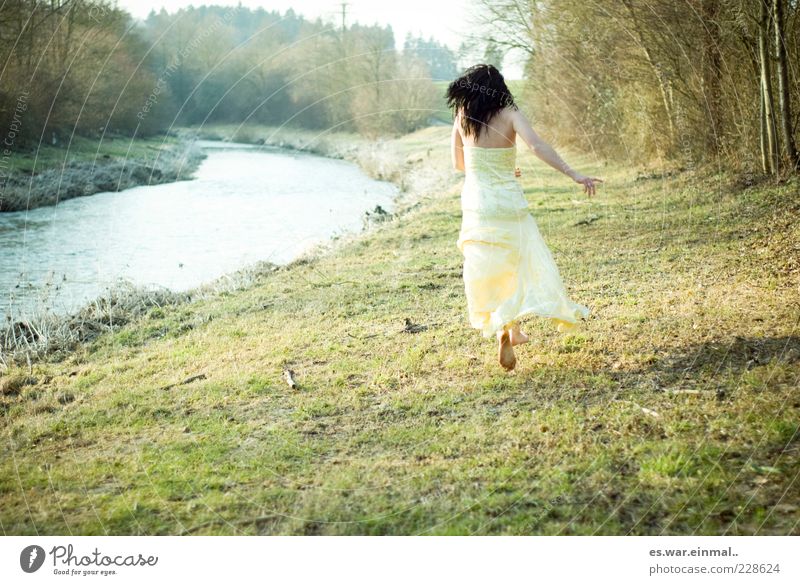 let go. Frau Erwachsene Bach Kleid schwarzhaarig laufen rennen springen elegant natürlich schön gelb Mut Tatkraft Gefühle geheimnisvoll Leichtigkeit