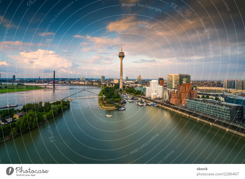 Düsseldorf von oben Stadt Hafenstadt Stadtzentrum Skyline Gebäude Architektur Schifffahrt Bootsfahrt Tourismus Medienhafen Panorama (Bildformat) Deutschland