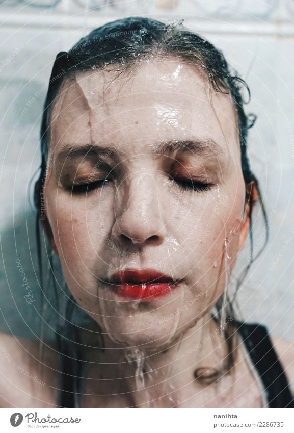 Portrait einer jungen Frau mit dem Wasser, das hinunter ihr Gesicht läuft Lifestyle schön Körperpflege Haut Sinnesorgane Erholung Spa Mensch feminin Junge Frau
