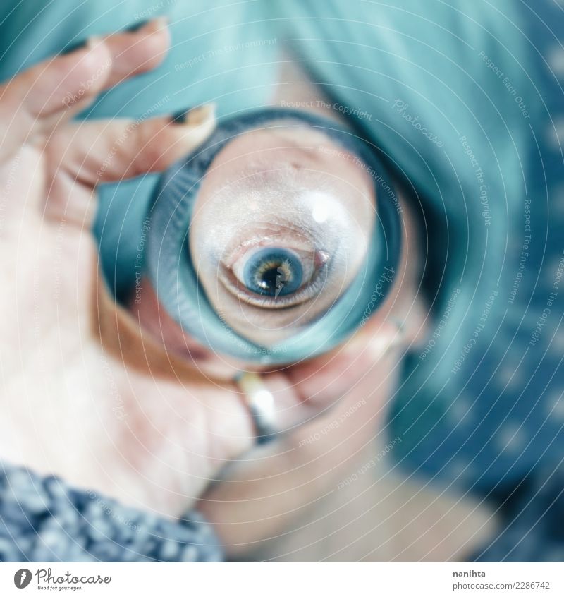 Blaues Auge angesehen durch eine Kristallkugel Mensch feminin Junge Frau Jugendliche 1 18-30 Jahre Erwachsene Kunst Künstler Kultur verdreht
