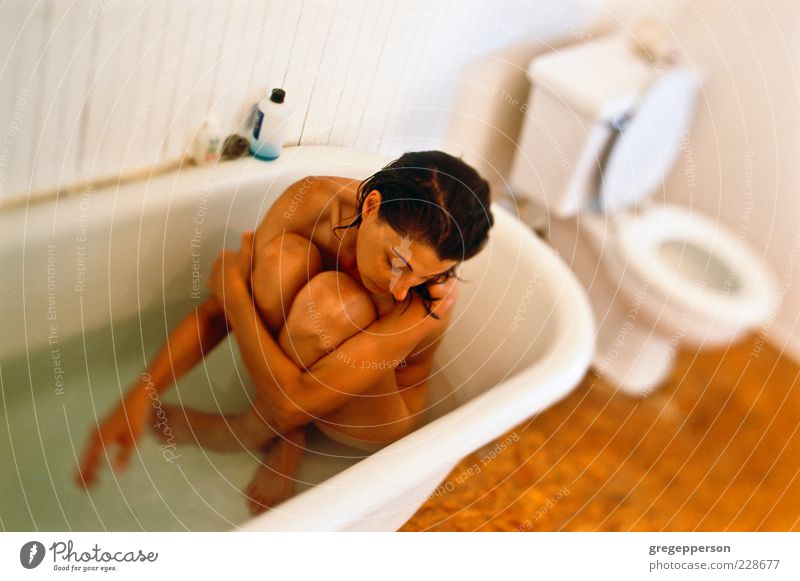 Junge Frau in der Wanne. Erholung Bad Jugendliche 1 Mensch 18-30 Jahre Erwachsene nackt dünn schön Erotik Stimmung Geborgenheit Einsamkeit Zufriedenheit baden