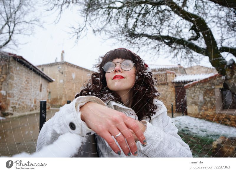 Junge Frau, die einen schneebedeckten Tag genießt Lifestyle Stil Wellness Wohlgefühl Ferien & Urlaub & Reisen Tourismus Winter Schnee Winterurlaub Mensch