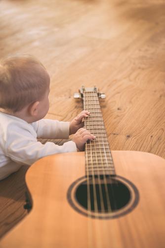 man kann nicht früh genug beginnen Kindererziehung Bildung lernen Mensch maskulin feminin Baby Kleinkind Kindheit Leben Hand Finger 1 Kunst Kultur Musik Gitarre