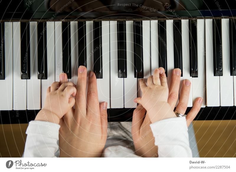 Mutter und Kind spielen Klavier Familie Kindererziehung zusammen gemeinsam Liebe verantwortung Erziehung Musik Musiker Musikinstrument Klavier spielen