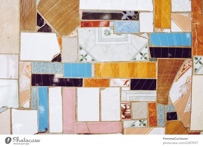 Colorful floor tiles of different shapes and sizes Stein Fliesen u. Kacheln Kuba mehrfarbig Verschiedenheit rot blau Muster Vogelperspektive Bodenbelag