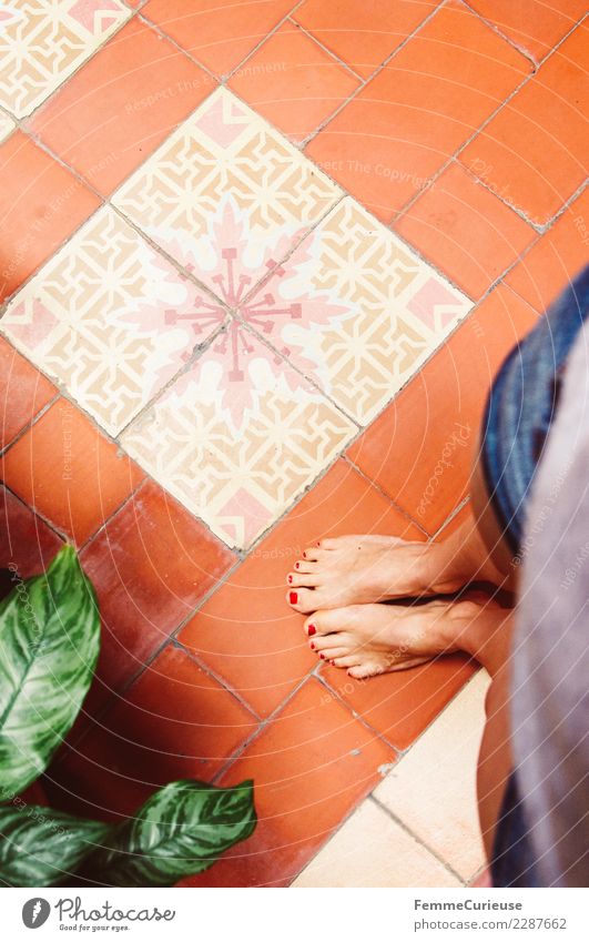A woman's feet on colorful floor tiles feminin Junge Frau Jugendliche Erwachsene 1 Mensch 18-30 Jahre Tourismus Ferien & Urlaub & Reisen Kuba Fliesen u. Kacheln
