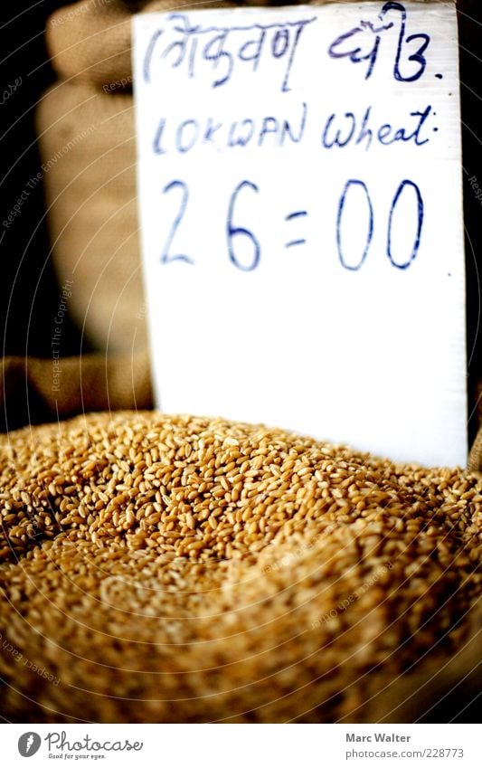 Korniges Angebot Lebensmittel Getreide Weizen Weizenkörner Ernährung Bioprodukte Vegetarische Ernährung Preisschild verkaufen einfach Gesundheit nachhaltig