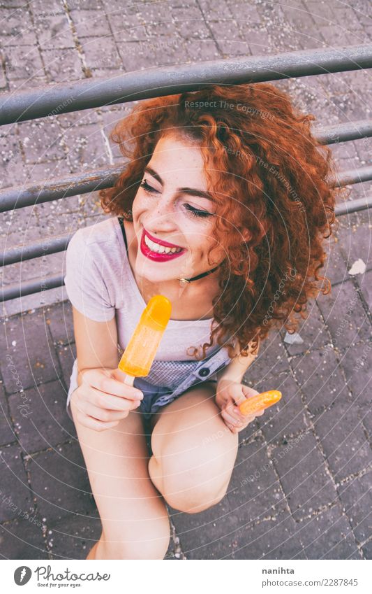 Die junge glückliche Frau, die Eis isst, sahnt Lebensmittel Speiseeis Essen Lifestyle Stil Freude Haare & Frisuren Gesicht Sommer Sommerurlaub Mensch feminin