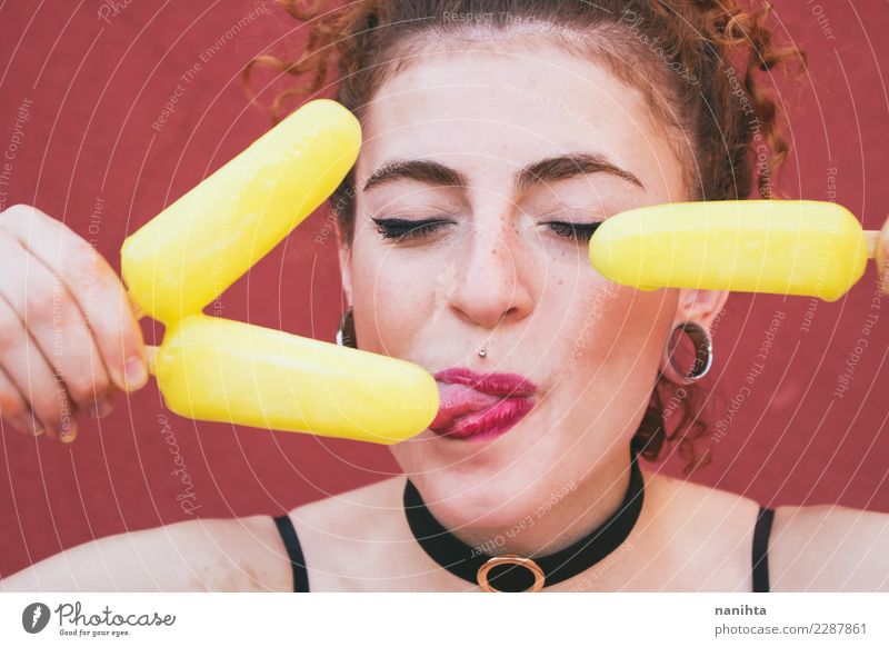 Junge Frau, die Zitroneneiscreme isst Lebensmittel Speiseeis Essen Lifestyle Freude Haut Gesicht Sommersprossen Wellness Wohlgefühl Sommerurlaub Mensch feminin
