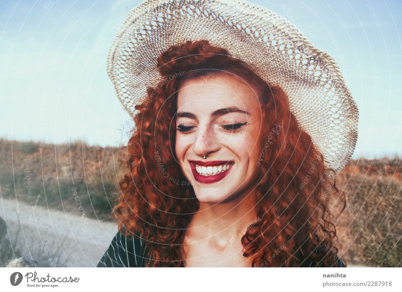 Junge und glückliche Rothaarigefrau Lifestyle Stil Freude Haare & Frisuren Haut Gesicht Sommersprossen Mensch feminin Junge Frau Jugendliche 1 18-30 Jahre