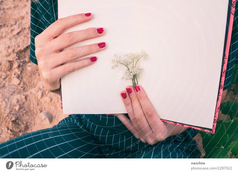Die Hände der Frau, die ein Buch halten elegant Design Nagellack Freizeit & Hobby lesen Mensch feminin Erwachsene 1 18-30 Jahre Jugendliche Kunst Künstler Natur