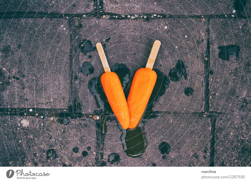 Eiscreme mit zwei Orangen geschmolzen im Boden Lebensmittel Dessert Speiseeis Ernährung Essen Vegetarische Ernährung Sommerurlaub Klimawandel Asphalt dreckig